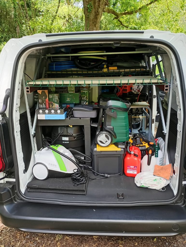 Imagen interna del vehiculo y los equipos usados para realizar las actividades de limpieza.
