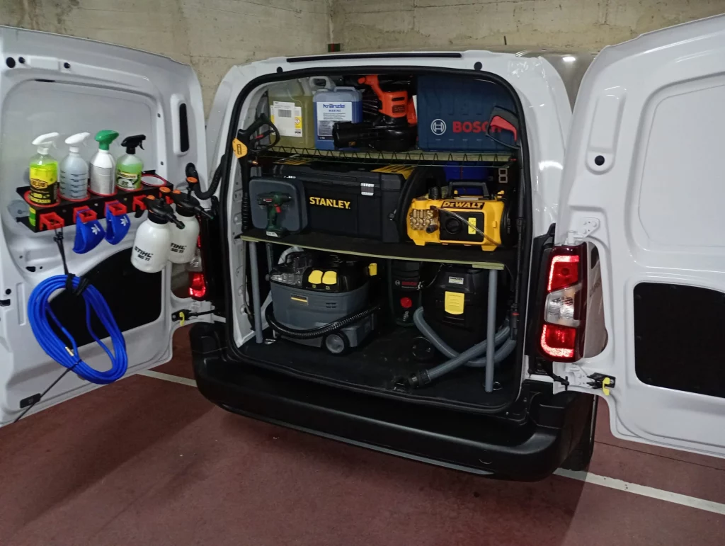 Furgoneta ABFMovil de nuestro servicio de autolavado a domicilio equipada para trabajar en Oviedo.